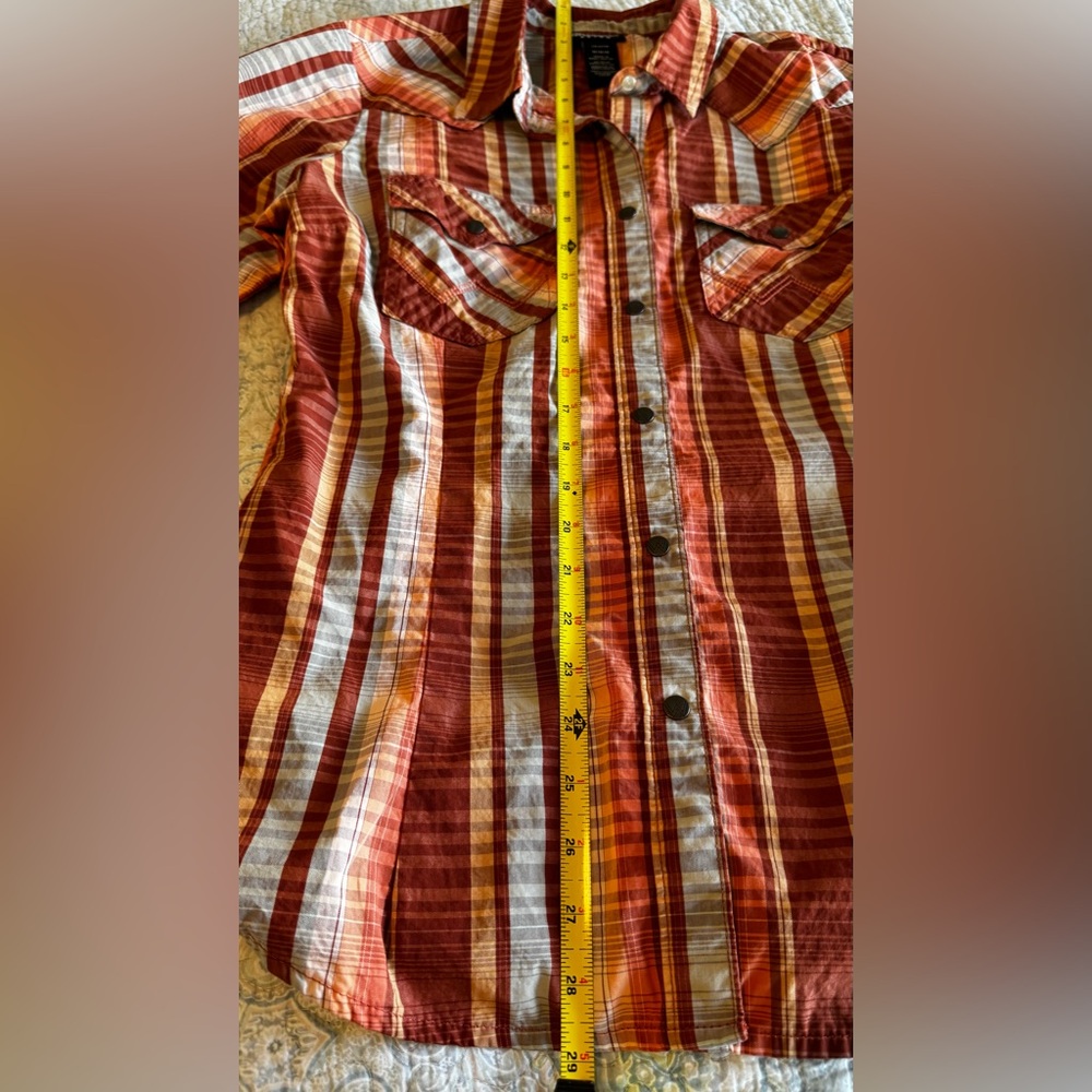 WOMEN'S WRANGLER® LONG SLEEVE POINTED YOKE WESTERN SNAP PLAID SHIRT IN ORANGE - Picture 3 of 15